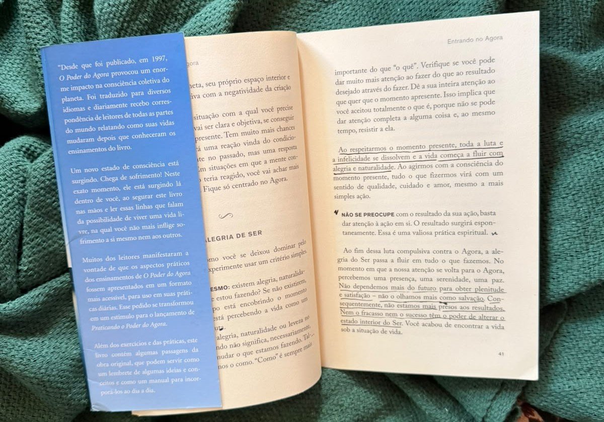 Livro aberto com páginas visíveis